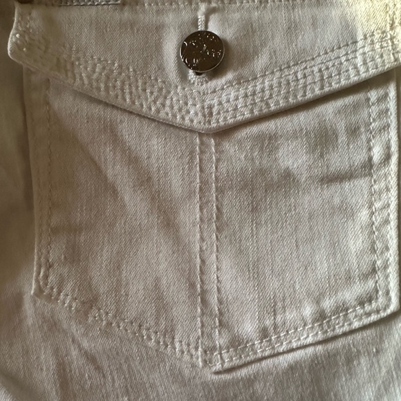 Isaac Mizrahi White Shorts with Scalloped Hem - Picture 6 of 7